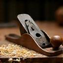 Snedkerarbejde på bestilling med høvle og træspåner.